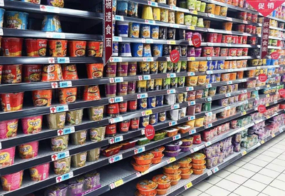 超市貨架何以屢屢告急？剖析四類易搶購食品背后的消費心理與市場邏輯