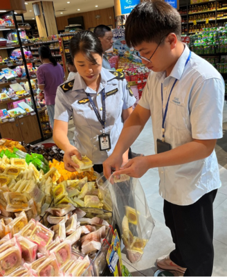廣西興安縣市場監管局開展中秋月餅食品安全專項排查，保障節日期間食品銷售安全